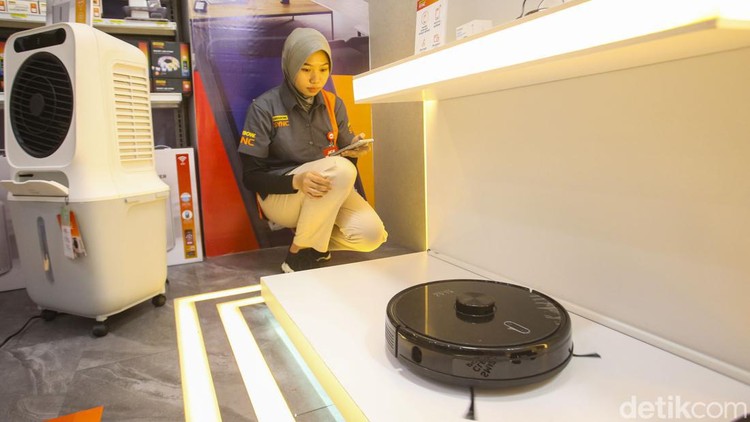 Canggihkan Rumah dengan Krisbow Sync General Marketing Merchandising ACE Helen Widjaja menjelaskan inovasi produk smart home, Krisbow Sync di ACE, Mal Gandaria City, Jakarta, Rabu (11/10/2023).