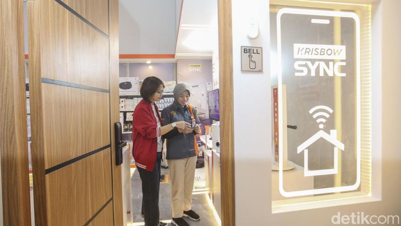 General Marketing Merchandising ACE Helen Widjaja menjelaskan inovasi produk smart home, Krisbow Sync di ACE, Mal Gandaria City, Jakarta, Rabu (11/10/2023).