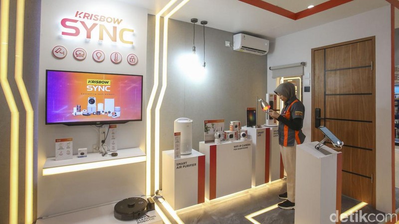 General Marketing Merchandising ACE Helen Widjaja menjelaskan inovasi produk smart home, Krisbow Sync di ACE, Mal Gandaria City, Jakarta, Rabu (11/10/2023).
