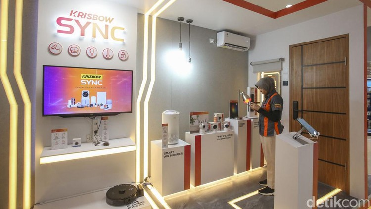 Canggihkan Rumah dengan Krisbow Sync General Marketing Merchandising ACE Helen Widjaja menjelaskan inovasi produk smart home, Krisbow Sync di ACE, Mal Gandaria City, Jakarta, Rabu (11/10/2023).