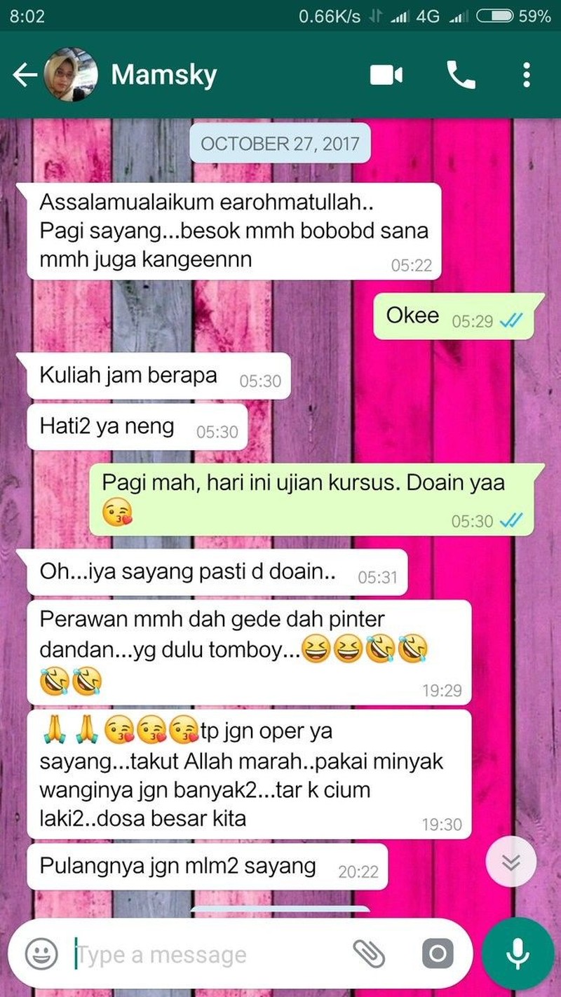 Chat antara anak dan orangtua ini bakalan sukses bikin kamu senyum-senyum sendiri. Sayang banget deh sama ibu dan bapak!