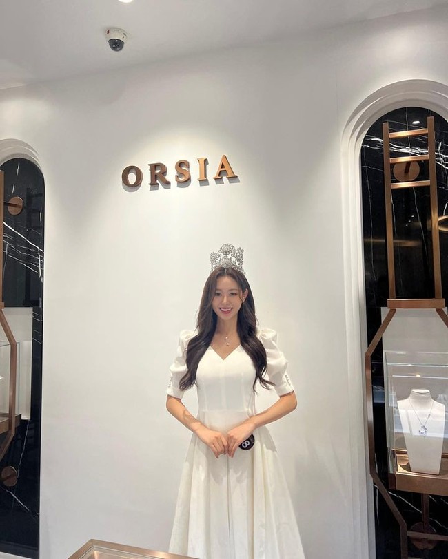 Choi Chae Won adalah Miss Korea 2023 yang mewakili Kota Seoul. Wanita 21 tahun tersebut diketahui merupakan mahasiswa Universitas Boston di jurusan desain grafis. Foto: Instagram