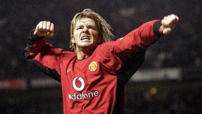 Manchester Uniteds David Beckham celebrates after his shot was rebounded into the goal by Ruud van Nistelrooy against Leeds United during their premiereship clash at Old Trafford in Manchester 05 March 2003. AFP Photo by Paul Barker (Photo by PAUL BARKER / AFP)