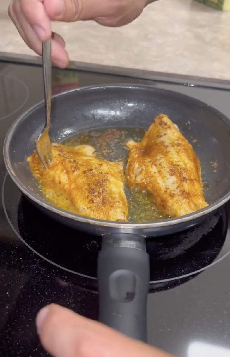 Demi Viral, Pria Ini Makan Ikan yang Mengandung Cacing Pita!