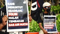 Mereka mendesak aparat tidak berlaku represif terhadap aspirasi masyarakat dan tetap menghormati prosedur hukum. 