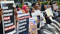 Aksi damai ini berbarengan dengan berbagai korban HAM lain yang menyerukan hal senada dalam aksi Kamisan ke-790. 