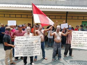 Ratusan Warga Demo PN Bojonegoro Tuntut Bebaskan 3 Warga Sumuragung