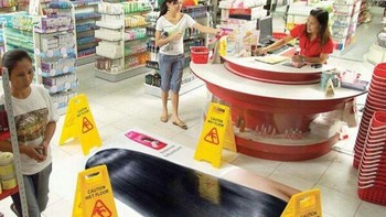 Iklan shampo yang bikin licin. Foto: Boredpanda