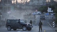 Tank Israel bergerak di dekat perbatasan Israel Gaza, Israel, Rabu (11/10/2023). Israel terus menggempur Jalur Gaza sejak serangan mendadak Hamas pada Sabtu (7/10) lalu.  