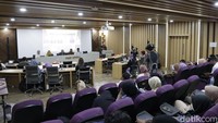 Pada kesempatan yang sama Dekan FISIP UPNVJ Dr. S. Bekti Istiyanto, M.Si, mengungkapkan bahwa saat ini televisi menghadapi tantangan rating yang rendah karena masyarakat, termasuk anak-anak, lebih memilih bermain gadget. Namun, ia menekankan pentingnya mengembalikan peran televisi dan radio dalam membentuk karakter anak dengan menyajikan konten yang berkualitas dan mendidik.