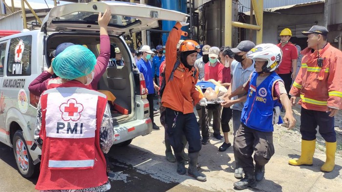 dua karyawan dilarikan ke rs saat pabrik tisu mojokerto terbakar