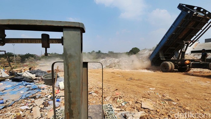 Para pekerja informal mengais sampah yang masih dapat didaur ulang pada area pembuangan puing uruk di kawasan Tanah Kusir, Jakarta Selatan, Kamis (12/10/2023). Dalam laporan World Economic Outlook edisi Oktober 2023 yang dirilis Selasa (10/10/2023), IMF memproyeksikan pertumbuhan ekonomi Indonesia di level 5 persen untuk tahun 2023 dan tahun 2024.