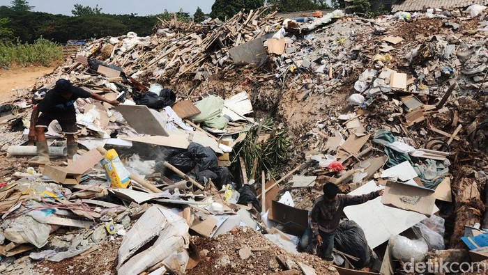 Para pekerja informal mengais sampah yang masih dapat didaur ulang pada area pembuangan puing uruk di kawasan Tanah Kusir, Jakarta Selatan, Kamis (12/10/2023). Dalam laporan World Economic Outlook edisi Oktober 2023 yang dirilis Selasa (10/10/2023), IMF memproyeksikan pertumbuhan ekonomi Indonesia di level 5 persen untuk tahun 2023 dan tahun 2024.