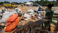 Para pekerja informal mengais sampah yang masih dapat didaur ulang pada area pembuangan puing uruk di kawasan Tanah Kusir, Jakarta Selatan, Kamis (12/10/2023). Lembaga Dana Moneter Internasional atau International Monetary Fund (IMF) memperkirakan ekonomi Indonesia akan tumbuh stabil di angka 5% pada 2023 dan 2024.  
