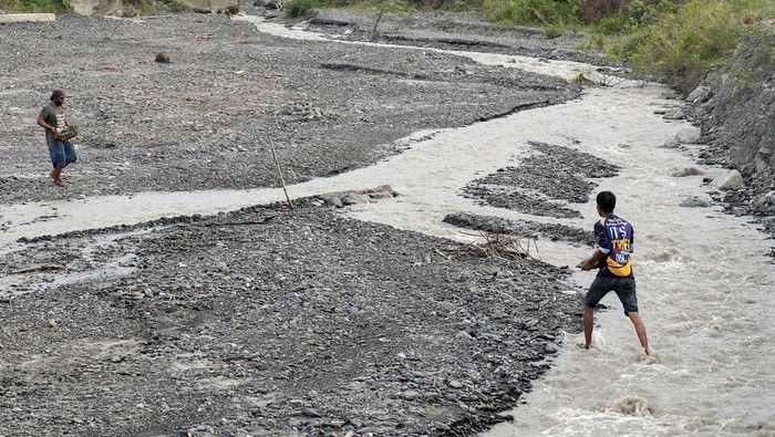 Petani mengangkat batu untuk membendung aliran air sungai yang terus menyusut agar mengalir ke saluran air persawahan di Desa Balane, Sigi, Sulawesi Tengah, Rabu (11/10/2023). Sejumlah saluran irigasi untuk persawahan di wilayah itu mengering sebagai dampak dari El Nino dan Badan Meteorologi, Klimatologi dan Geofisika (BMKG) setempat memprakirakan kondisi tersebut akan berlangsung hingga akhir November mendatang. ANTARA FOTO/Basri Marzuki/hp.