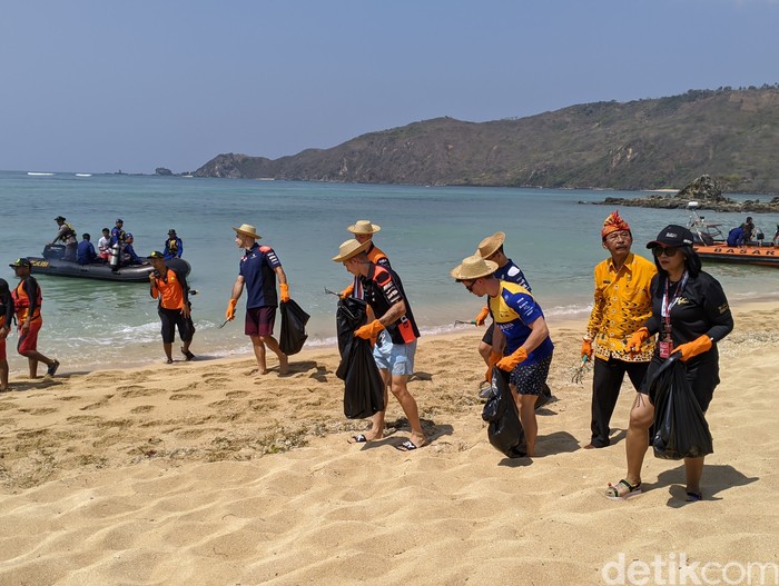 Enam pebalap MotoGP Mandalika 2023 mengikuti aksi bersih-bersih di Pantai Kuta Mandalika, Lombok Tengah, Nusa Tenggara Barat (NTB), Kamis (12/10/2023). (Foto: Ahmad Viqi/detikBali).