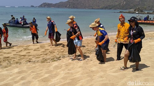 Enam pebalap MotoGP Mandalika 2023 mengikuti aksi bersih-bersih di Pantai Kuta Mandalika, Lombok Tengah, Nusa Tenggara Barat (NTB), Kamis (12/10/2023). (Foto: Ahmad Viqi/detikBali).