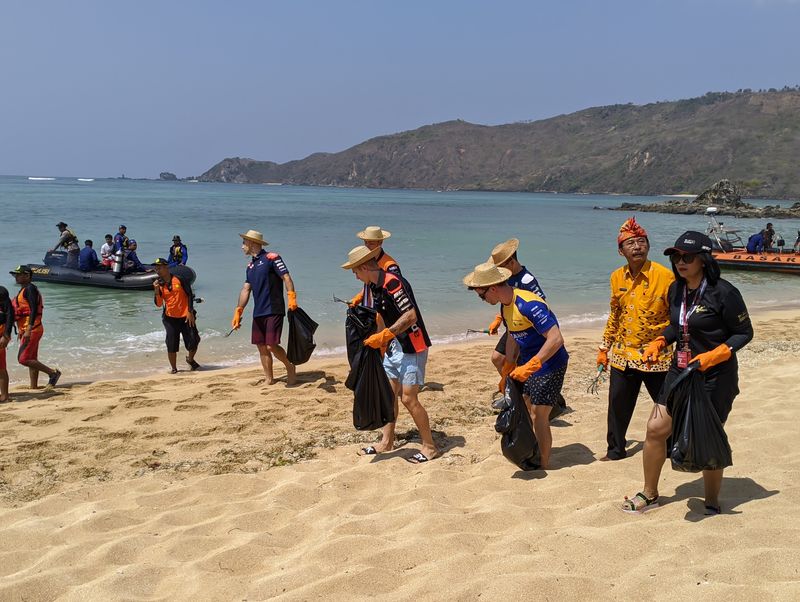 Enam pebalap MotoGP Mandalika 2023 mengikuti aksi bersih-bersih di Pantai Kuta Mandalika, Lombok Tengah, Nusa Tenggara Barat (NTB), Kamis (12/10/2023). (Foto: Ahmad Viqi/detikBali).