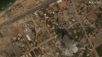 Selain pengeboman udara, Israel diperkirakan akan melancarkan serangan darat di Jalur Gaza untuk berperang dengan militan Hamas. Asap tebal terlihat membumbung tinggi usai rudal Israel menerpa bangunan di Gaza. Foto: Maxar