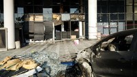 Selain bangunan, sejumlah mobil juga terkena hantaman roket Hamas.  