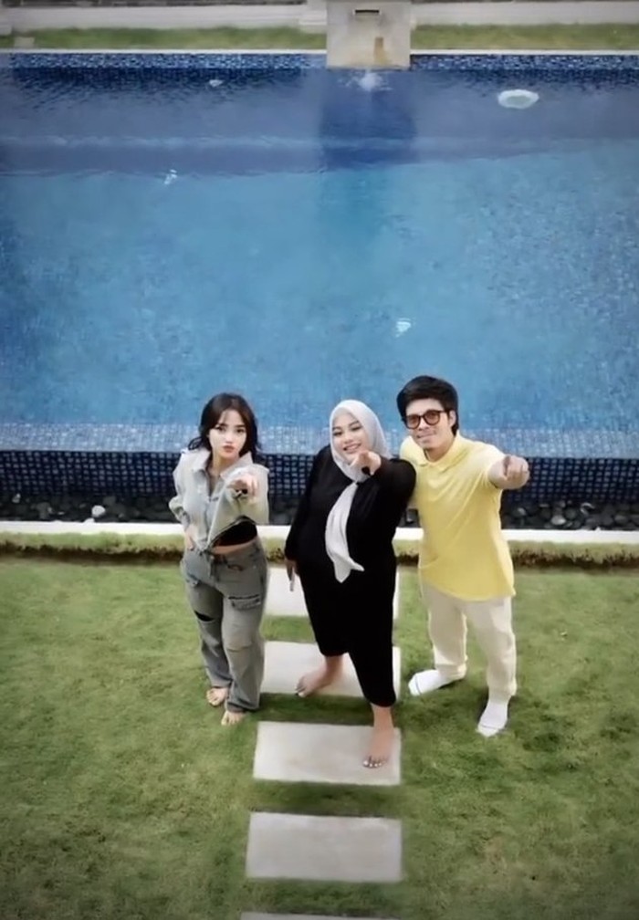 Atta Halilintar dan Aurel Hermansyah bertamu ke rumah Fuji.