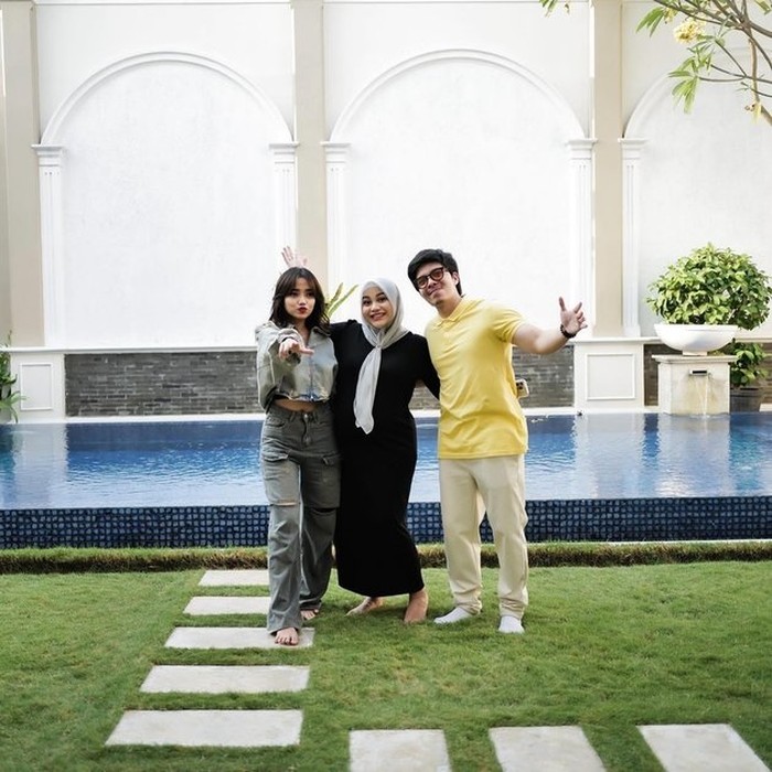 Atta Halilintar dan Aurel Hermansyah bertamu ke rumah Fuji.