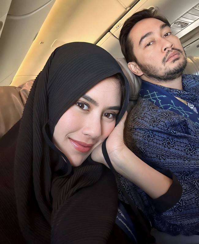 “Bismillah berangkat umroh bareng papa jeje yg lagi ngintip dibelakang aku, minta doanya yaaaa tementemen... semoga kita dikasih kelancaran selama ibadah dan mabrur.. aminaminamin,” tulis Syahnaz di Instagram. Foto: Instagram @syahnaz