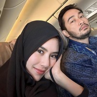“Bismillah berangkat umroh bareng papa jeje yg lagi ngintip dibelakang aku, minta doanya yaaaa tementemen... semoga kita dikasih kelancaran selama ibadah dan mabrur.. aminaminamin,” tulis Syahnaz di Instagram. Foto: Instagram @syahnaz