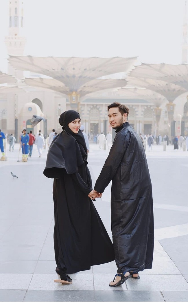Perjalanan umrah Syahnaz dan Jeje diawali dari Madinah. Keduanya tampak bergandengan tangan ketika berpose di pelataran Masjid Nabawi, Madinah, Arab Saudi. Foto: Instagram @syahnaz