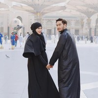 Perjalanan umrah Syahnaz dan Jeje diawali dari Madinah. Keduanya tampak bergandengan tangan ketika berpose di pelataran Masjid Nabawi, Madinah, Arab Saudi. Foto: Instagram @syahnaz