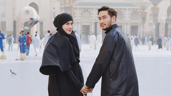 Gaya Syahnaz Saat Umrah Bersama Jeje