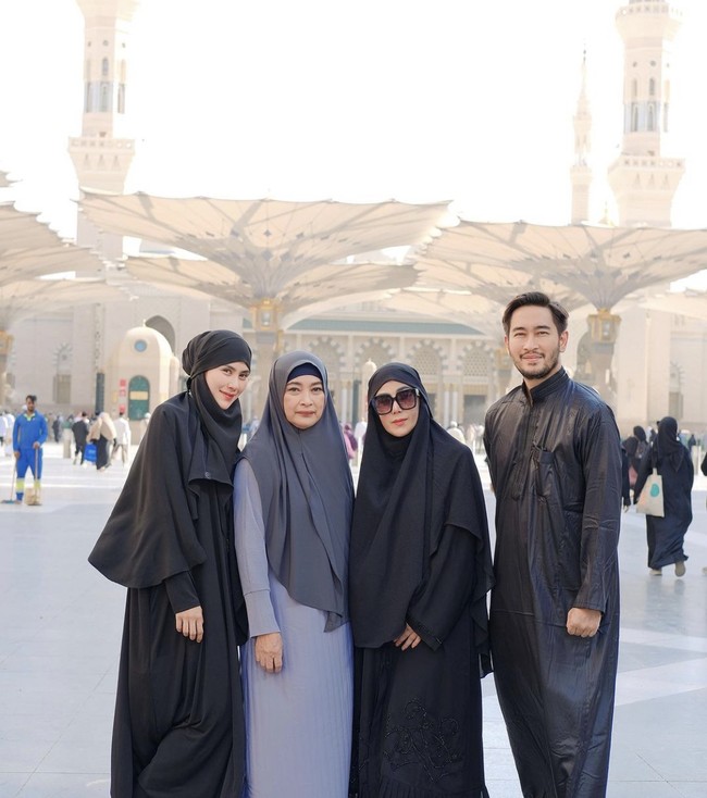 Syahnaz mengenakan hijab instan menutup dada yang polos senada dengan gamis panjangnya. Serasi dengan Jeje yang juga mengenakan gamis hitam.  Foto: Instagram @syahnaz