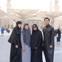 Syahnaz mengenakan hijab instan menutup dada yang polos senada dengan gamis panjangnya. Serasi dengan Jeje yang juga mengenakan gamis hitam.  Foto: Instagram @syahnaz