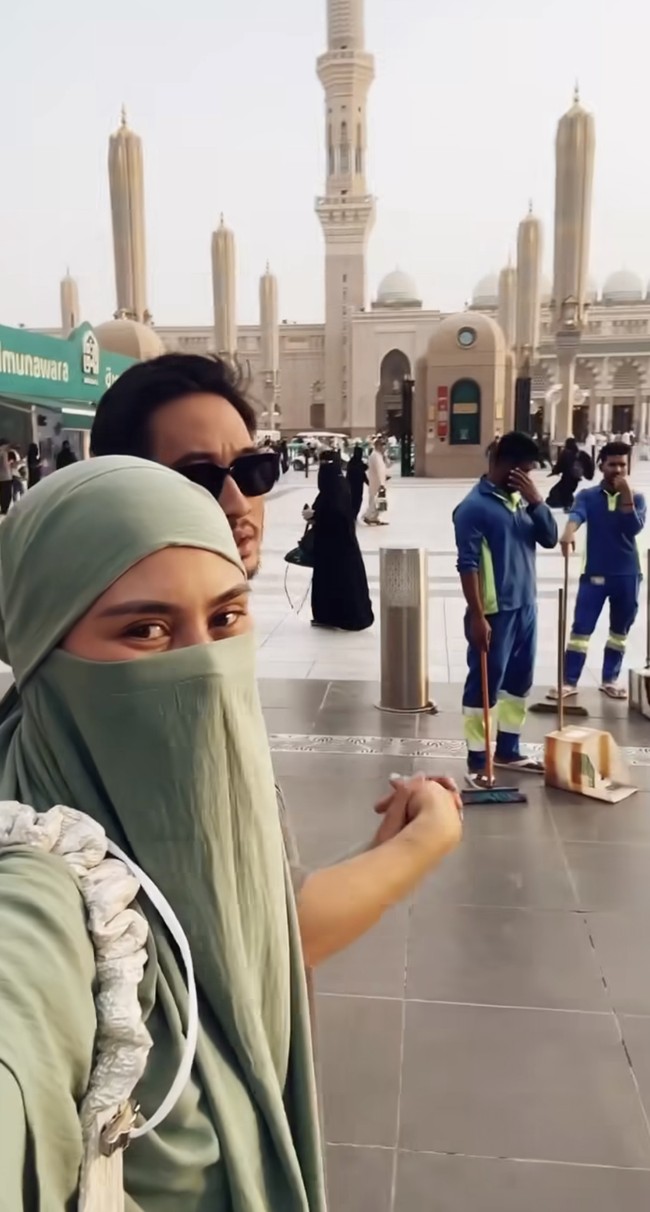 Ada pula momen ketika Syahnaz memakai gamis dan khimar syar’i serba hitam. Bahkan ia memakai cadar yang juga berwarna hitam. Foto: Instagram @syahnaz