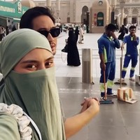 Ada pula momen ketika Syahnaz memakai gamis dan khimar syar’i serba hitam. Bahkan ia memakai cadar yang juga berwarna hitam. Foto: Instagram @syahnaz