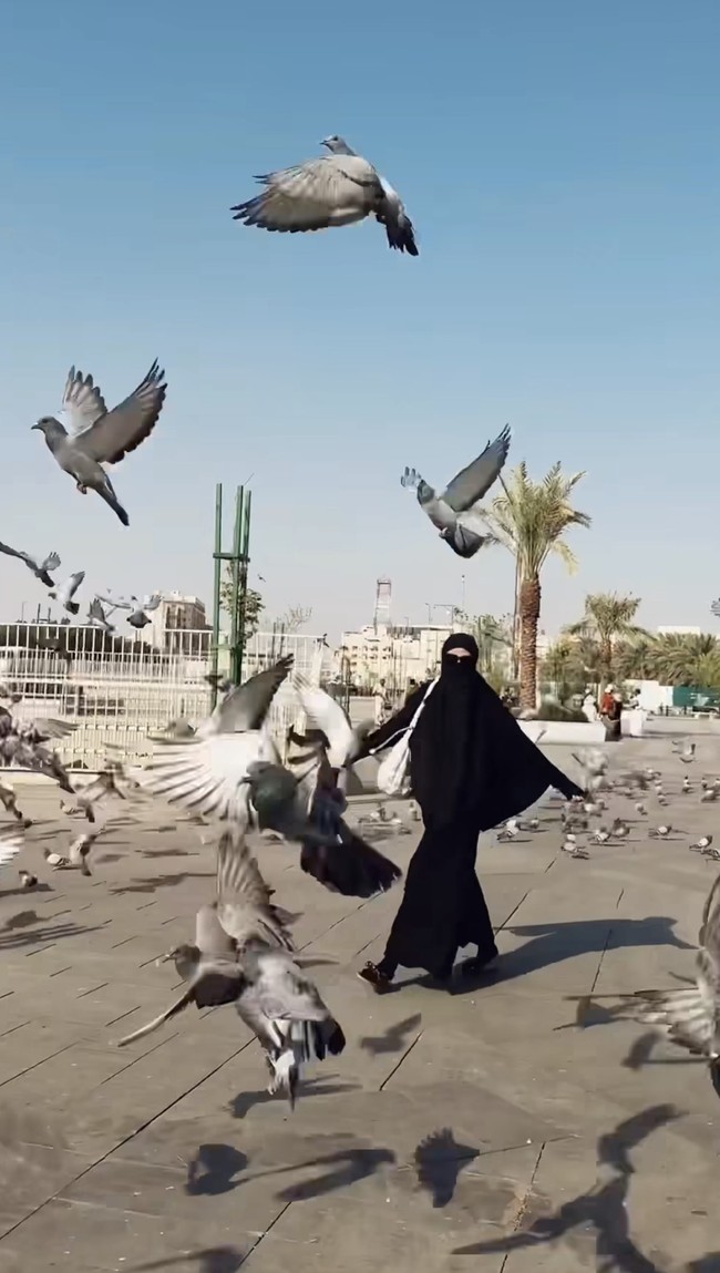 Syahnaz tampak cantik mengenakan gamis dan khimar bernuansa hijau ketika pergi umrah. Ia tampak selalu didampingi oleh Jeje selama di Madinah. Foto: Instagram @syahnaz