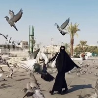 Syahnaz tampak cantik mengenakan gamis dan khimar bernuansa hijau ketika pergi umrah. Ia tampak selalu didampingi oleh Jeje selama di Madinah. Foto: Instagram @syahnaz