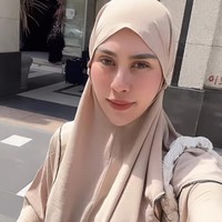 Penampilan Syahnaz juga terlihat cantik ketika mengenakan gamis dan khimar warna krem ketika pergi siang hari di Madinah. Ia hanya melengkapi gaya busananya dengan tas kecil warna putih yang simple.  Foto: Instagram @syahnaz