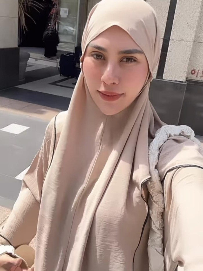 Gaya Syahnaz Saat Umrah Bersama Jeje Gaya Syahnaz Saat Umrah Bersama Jeje