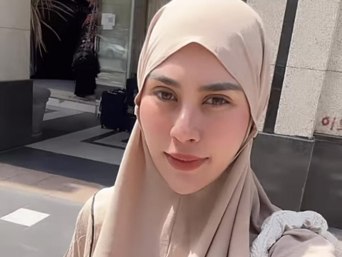 Gaya Syahnaz Saat Umrah Bersama Jeje
