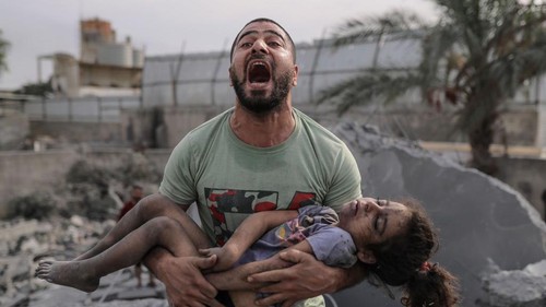 Gaza: Anak-anak berteriak di jalan saat kami melarikan diri dari serangan udara