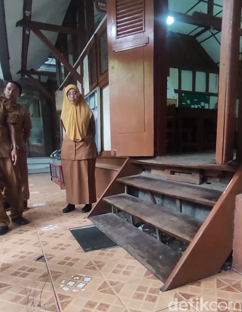 Rumah panggung peninggalan masa kolonial yang ada di SMPN 1 Lamongan