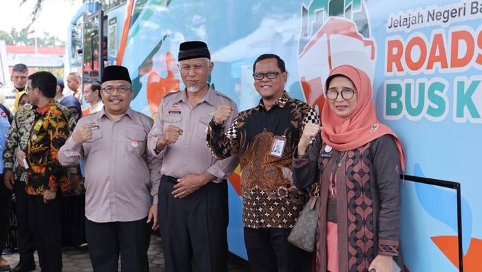 Gubernur Sumbar Mahyeldi Ansharullah menyambut rombongan roadshow Bus KPK di Padang. (Dok Humas KPK)