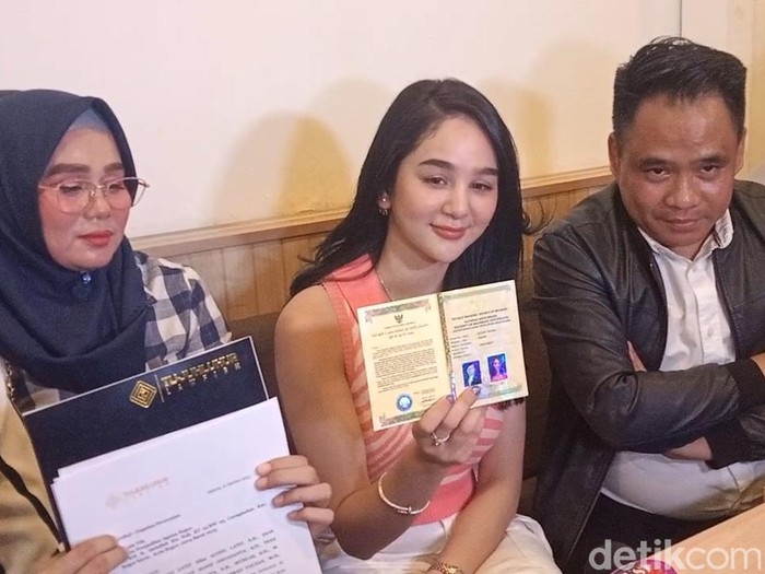 Hana Hanifah tunjukkan bukti buku nikah.