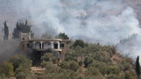 Asap dan api meningkat di desa Dhayra di Lebanon selatan pada hari Rabu (11/10) setelah penembakan Israel menghantam kota-kota di Lebanon selatan sebagai tanggapan terhadap serangan roket baru oleh kelompok bersenjata kuat Hizbullah. REUTERS/Mohamed Azakir  