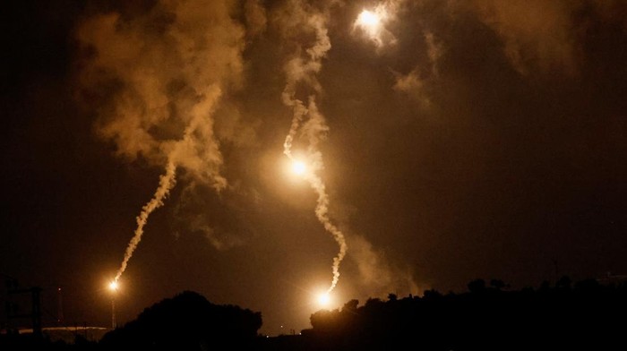 Panas! Hizbullah Tembakkan Puluhan Roket ke Pangkalan Militer Israel
