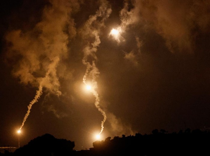 Flares, fired from the Israeli side, burn in the sky as seen from Ramyah near the Lebanese-Israeli border, in southern Lebanon, October 11, 2023. REUTERS/Thaier Al-Sudani     TPX IMAGES OF THE DAY