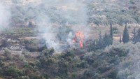Militer Israel mengatakan pihaknya menyerang Lebanon setelah salah satu posisinya di utara dekat kota Arab al-Aramshe di Israel menjadi sasaran tembakan anti-tank pada hari Rabu. Sumber keamanan mengatakan kepada Reuters bahwa peluru artileri Israel mengenai titik peluncuran roket di sekitar Dhayra, di seberang Arab al-Aramshe. REUTERS/Mohamed Azakir