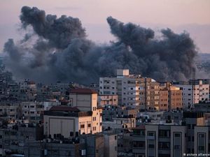 Rentetan Roket Hamas Balas Serangan Udara Israel