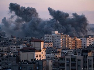 Rentetan Roket Hamas Balas Serangan Udara Israel